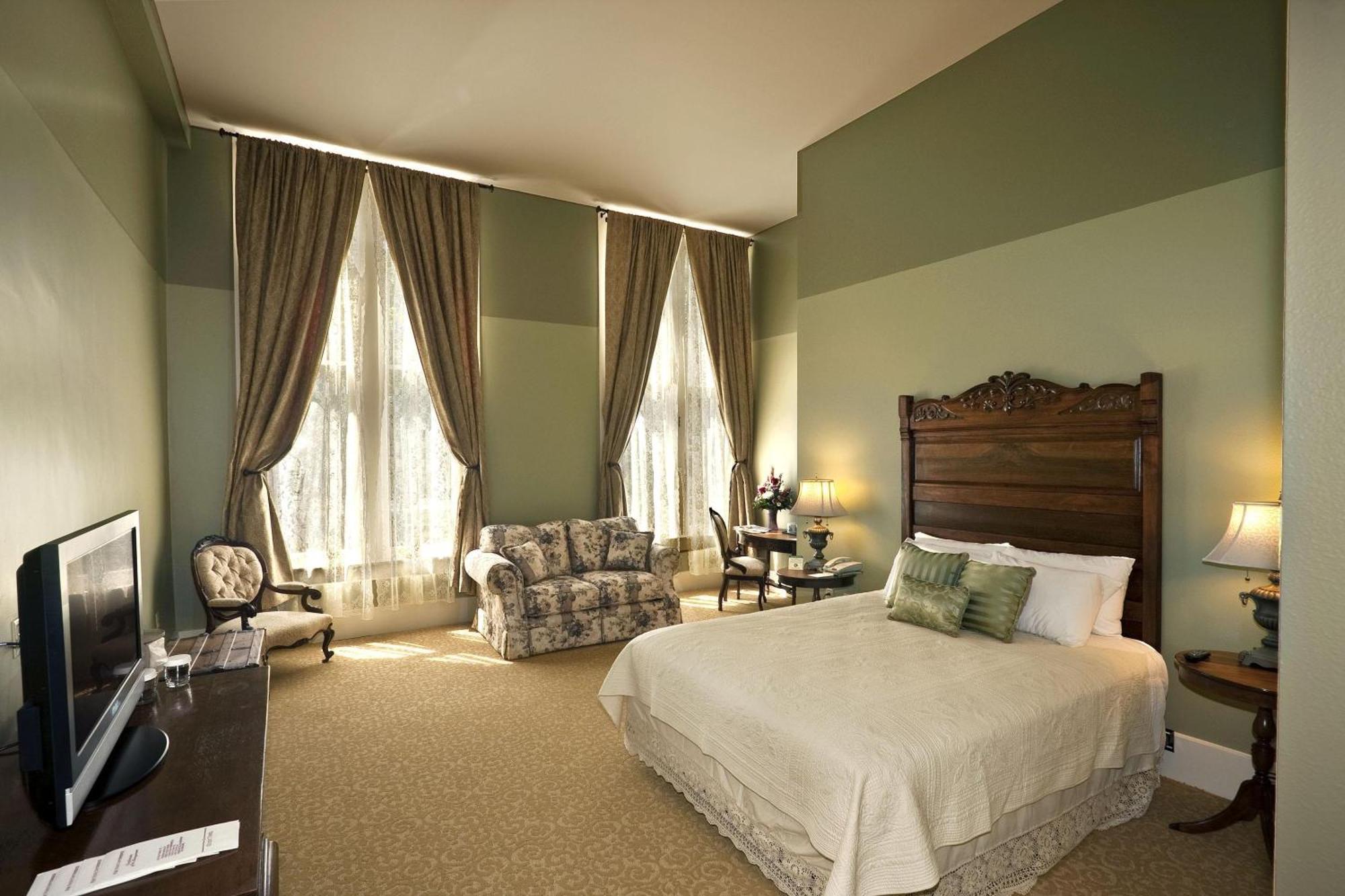Historic Plaza Hotel 3*