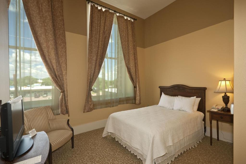 Historic Plaza 3*